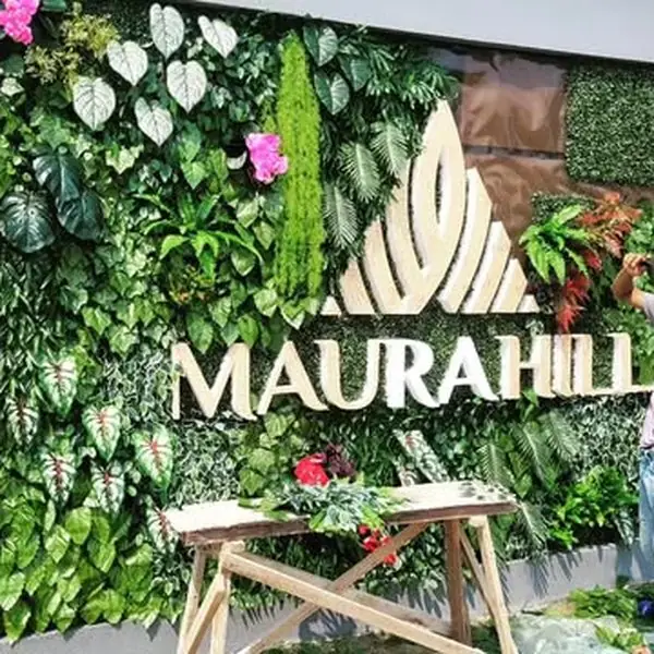 Vertical garden artifisial dengan papan nama